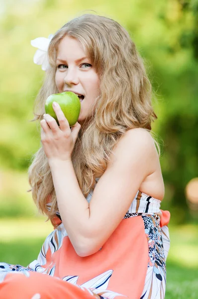 Femeia frumoasă cu mere verzi — Fotografie, imagine de stoc