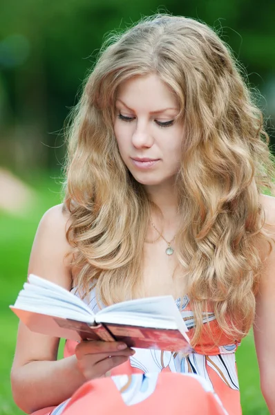 Schöne junge Frau las Buch — Stockfoto