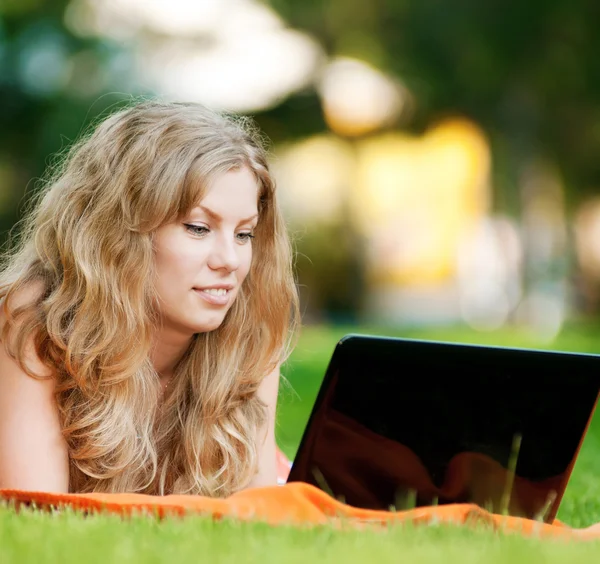 年轻女子在公园的笔记本电脑 — 图库照片