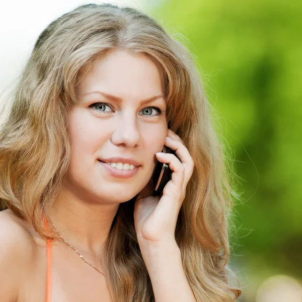 Kvinne som snakker mobiltelefon – stockfoto