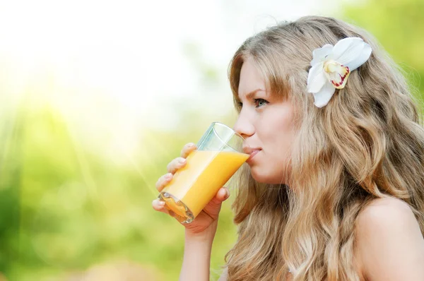 Χαμογελώντας γυναίκα πίνοντας χυμό πορτοκαλιού — Φωτογραφία Αρχείου