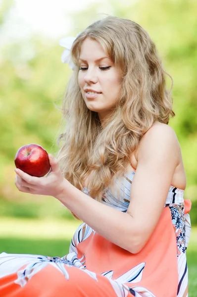 빨간 사과를 가진 아름다운 여인 — 스톡 사진