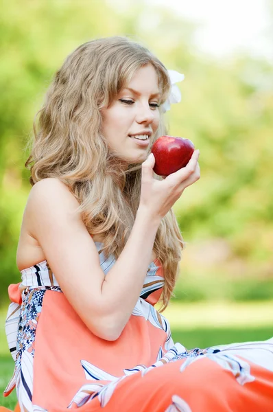 Hermosa mujer con manzana roja — Foto de Stock