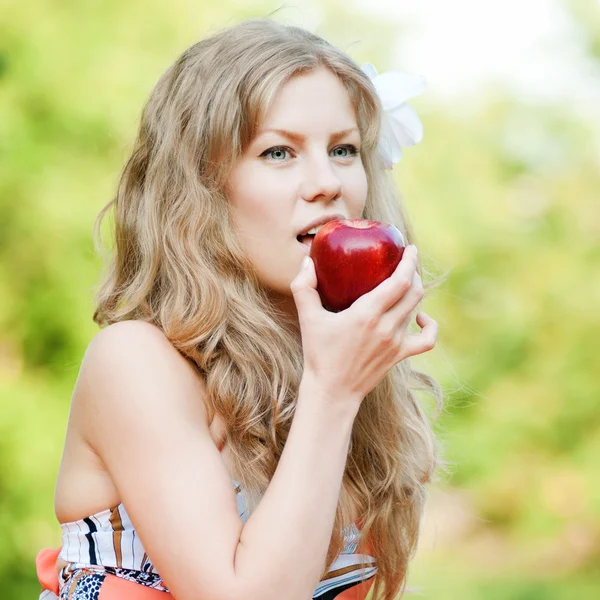 赤いリンゴを持つ美しい女性 — ストック写真