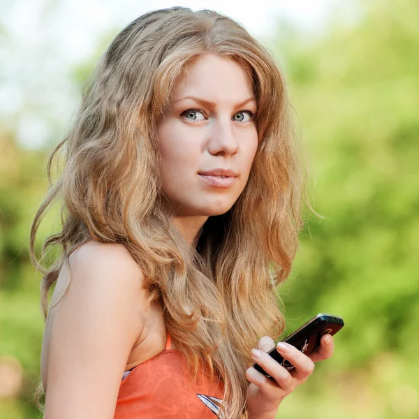 Mujer mensajes de texto en el teléfono móvil — Foto de Stock