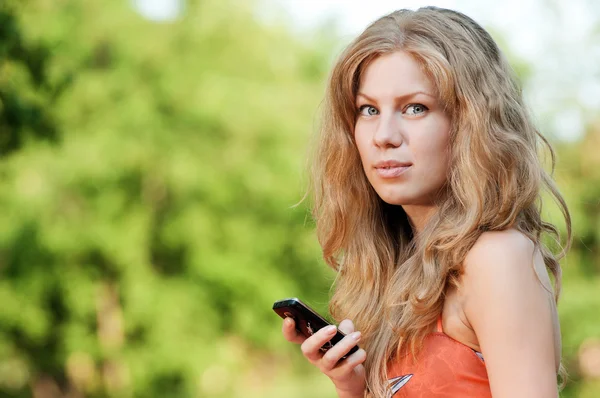Женщина смс на мобильный телефон — стоковое фото