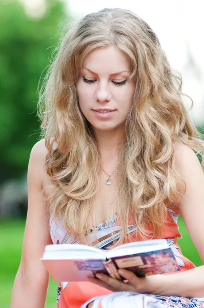 Bella giovane donna leggere il libro — Foto Stock