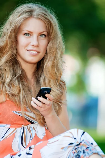 女性が携帯電話で — ストック写真