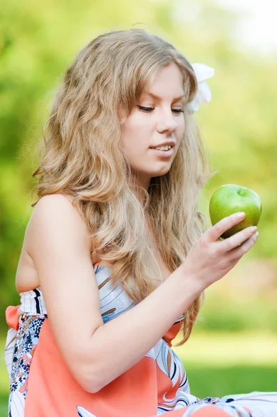 Mulher bonita com maçã verde — Fotografia de Stock