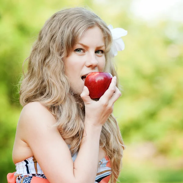 Красивая женщина с красным яблоком — стоковое фото