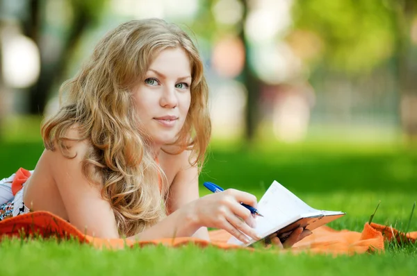 Mooie jonge vrouw studie — Stockfoto