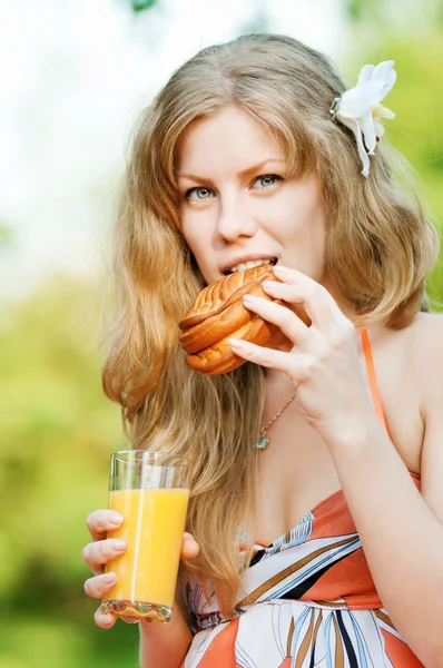 Usmívající se žena pít pomerančový džus — Stock fotografie