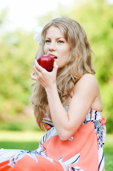 Kırmızı elmalı güzel kadın. — Stok fotoğraf