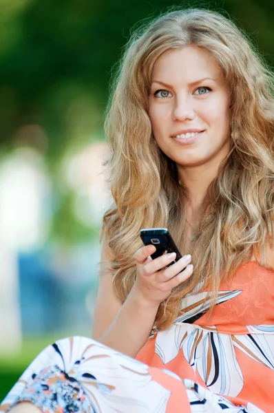 Frau schreibt SMS auf Handy — Stockfoto