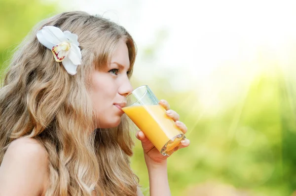 女飲料オレンジ ジュースの笑みを浮かべてください。 — ストック写真