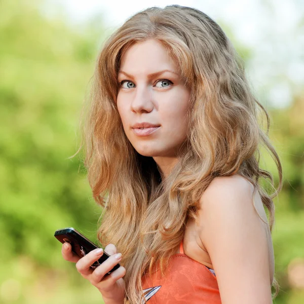 Žena textuje na mobil — Stock fotografie