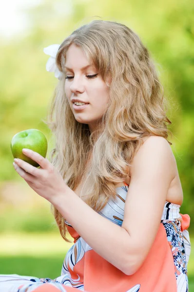Güzel bir kadın ile yeşil elma — Stok fotoğraf