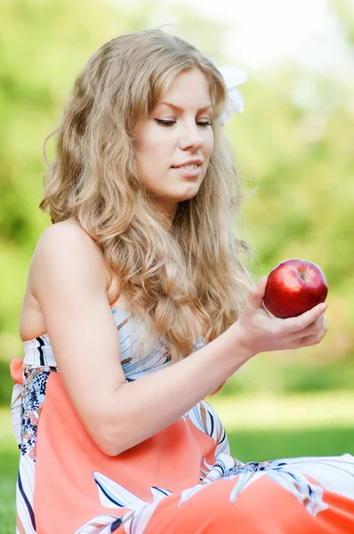 Hermosa mujer con manzana roja — Foto de Stock
