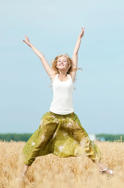 Glad kvinna på picknick i vete fält — Stockfoto