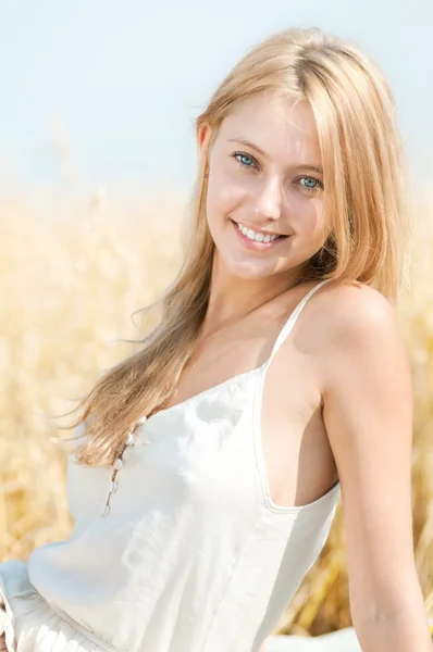 Femme heureuse sur le pique-nique dans le champ de blé — Photo