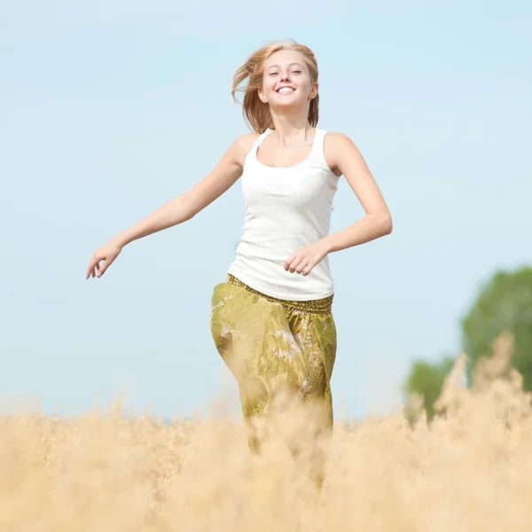 Счастливая женщина на пикнике на пшеничном поле — стоковое фото