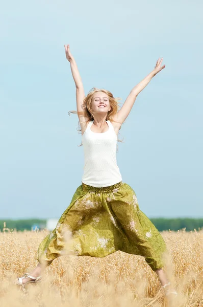 Glückliche Frau beim Picknick im Weizenfeld — Stockfoto