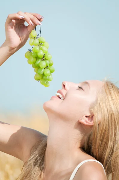 Happy woman on picnic in wheat field — Stock Photo, Image