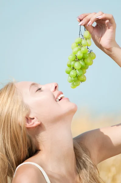 Happy woman on picnic in wheat field — Stock Photo, Image