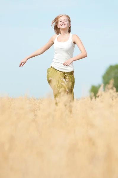Mulher feliz em piquenique no campo de trigo — Fotografia de Stock