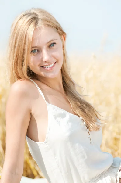Mujer feliz en el picnic en el campo de trigo — Foto de Stock