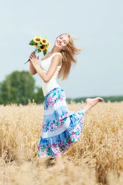 Mulher feliz em piquenique no campo de trigo — Fotografia de Stock