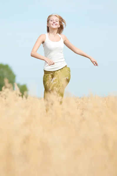 Happy woman on picnic in wheat field — Stock Photo, Image