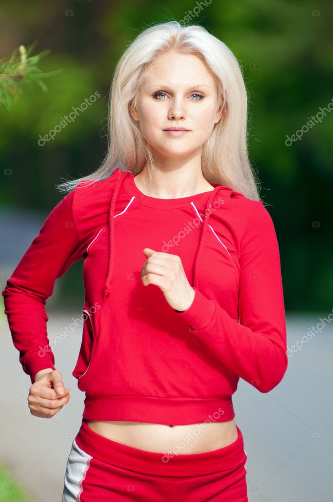 Hermosa Mujer Corriendo En El Parque Fotografía De Stock © Markin 8630444 Depositphotos 