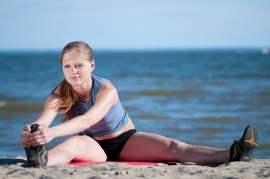 kadın germe egzersiz yapıyor. Yoga