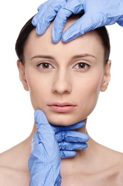 Косметолог торкається і огляд здоров'я жінки обличчя . — стокове фото