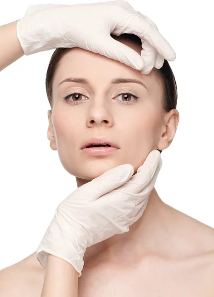Kosmetička touch a zkoušky zdravotní ženská tvář. — Stock fotografie