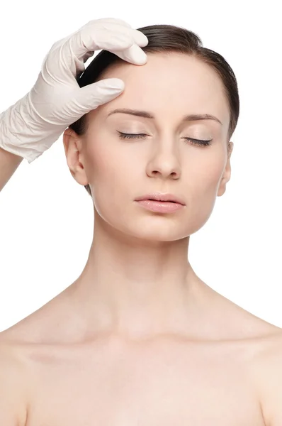 Kosmetolog touch och tentamen hälsa kvinna ansikte. — Stockfoto