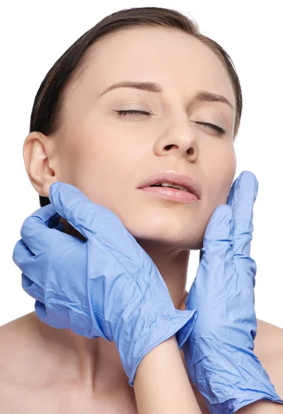 Kosmetyczka dotknąć i egzamin twarz zdrowie kobiety. — Zdjęcie stockowe