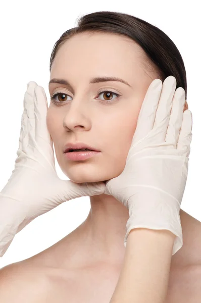 Kozmetikus érint és vizsga egészségügyi nő arca. — Stock Fotó