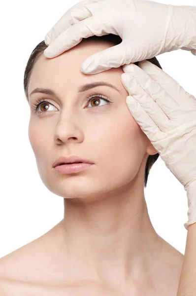 Kosmetikerin berühren und untersuchen Gesundheit Frau Gesicht. — Stockfoto