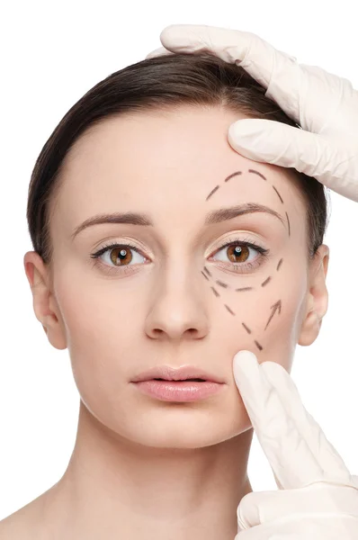 Korrekturlinien im Gesicht der Frau, vor der Operation — Stockfoto