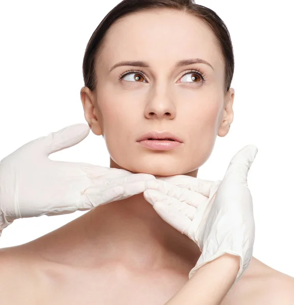 Toque esteticista e exame de saúde rosto da mulher . — Fotografia de Stock