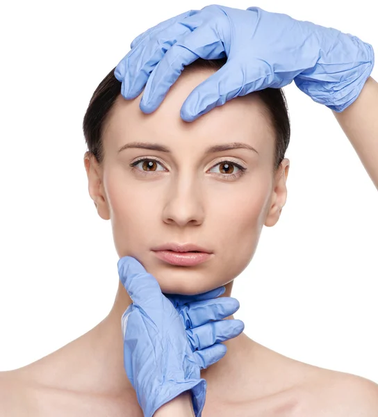 Kosmetyczka dotknąć i egzamin twarz zdrowie kobiety. — Zdjęcie stockowe