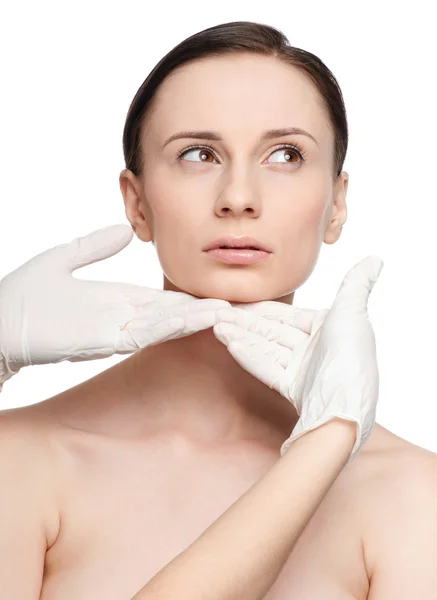 Kosmetička touch a zkoušky zdravotní ženská tvář. — Stock fotografie