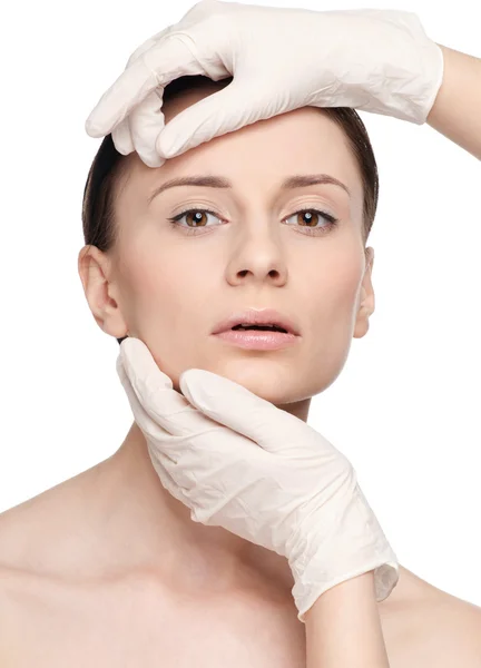Esthéticienne toucher et examen santé femme visage . — Photo