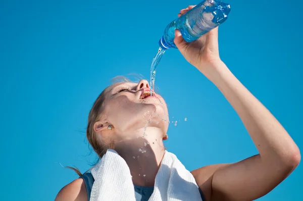 Спортивная женщина пьет воду — стоковое фото