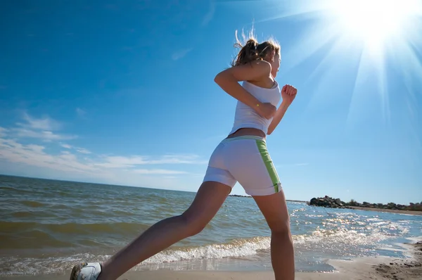 Sportovní žena na pláži — Stock fotografie