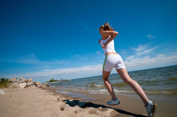 Kobieta Sport działa w wybrzeżu Morza — Zdjęcie stockowe