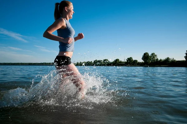 在水中运行的体育女人 — 图库照片
