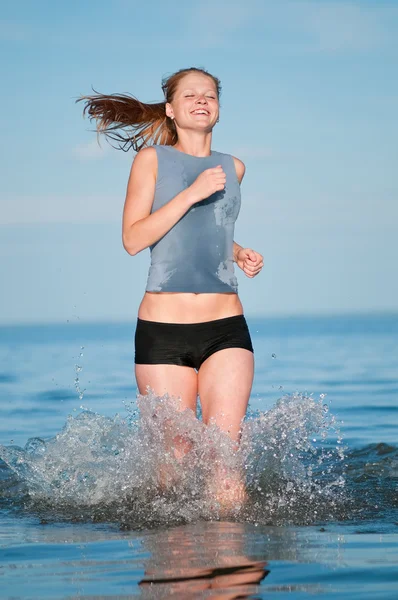 Esporte mulher correndo na água — Fotografia de Stock